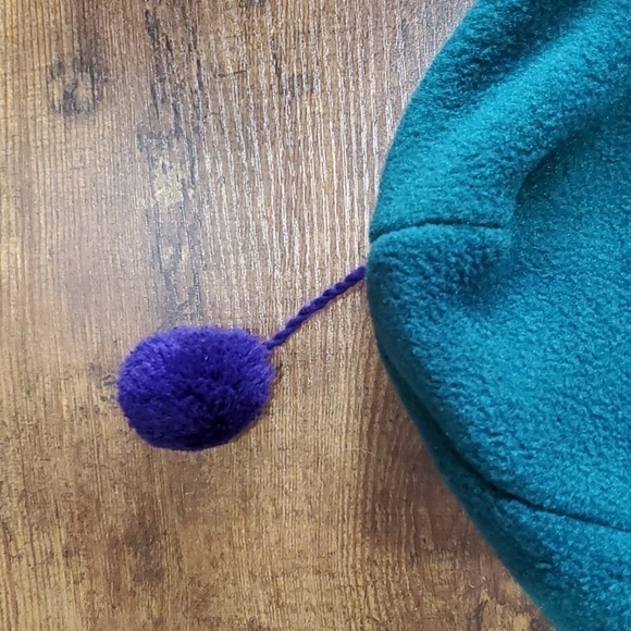 Verbier (Canadian) green and purple fleece hat with small pom One size - Picture 3 of 6